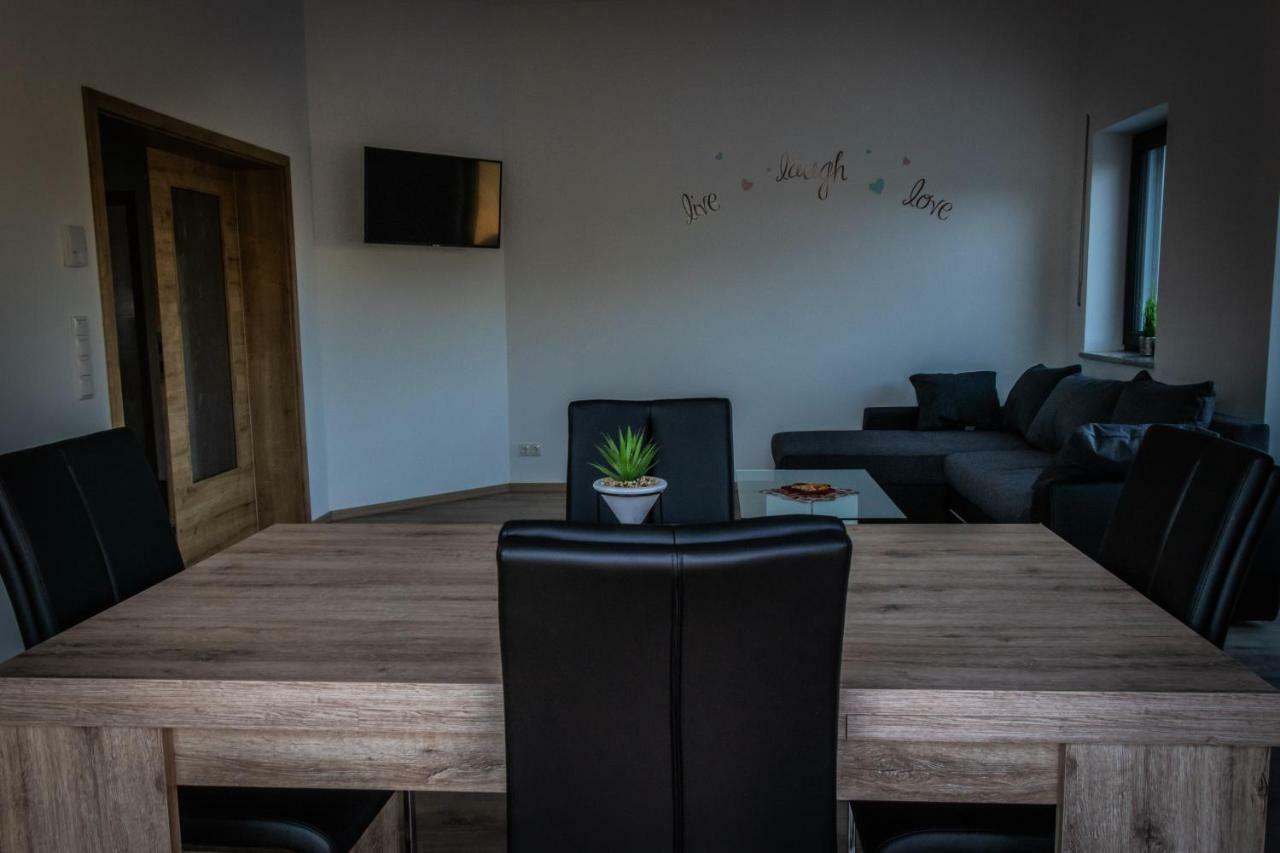 Landhaus Ferienwohnungen Mit Pool Und Wellness Neukirchen-Balbini Bagian luar foto