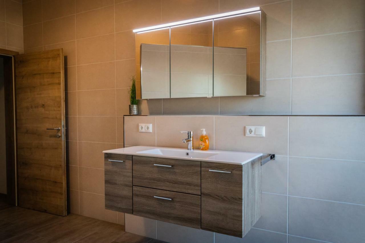Landhaus Ferienwohnungen Mit Pool Und Wellness Neukirchen-Balbini Bagian luar foto