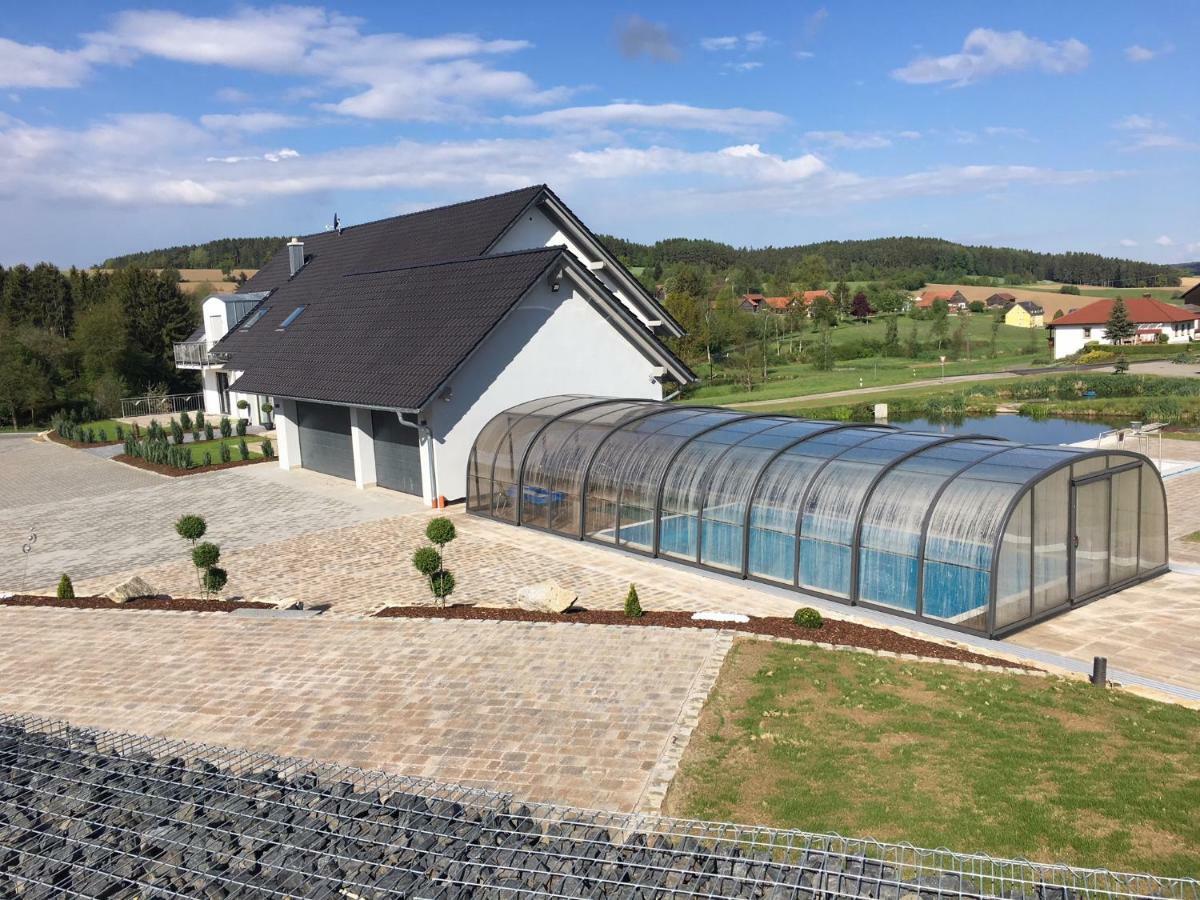 Landhaus Ferienwohnungen Mit Pool Und Wellness Neukirchen-Balbini Bagian luar foto
