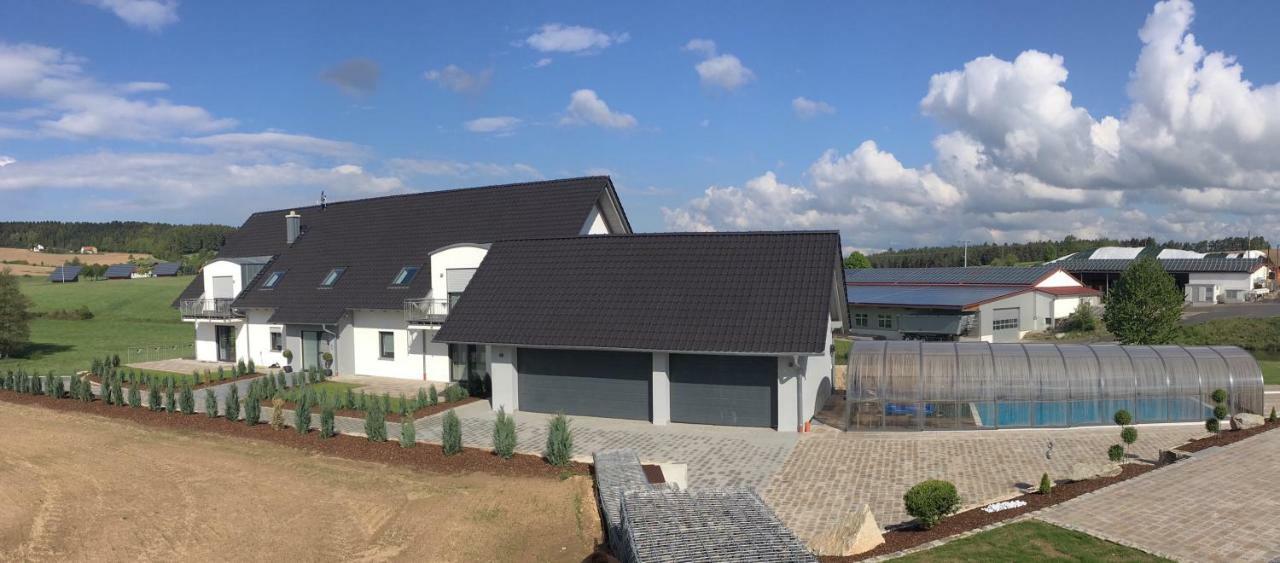 Landhaus Ferienwohnungen Mit Pool Und Wellness Neukirchen-Balbini Bagian luar foto