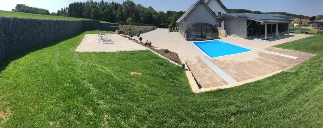 Landhaus Ferienwohnungen Mit Pool Und Wellness Neukirchen-Balbini Bagian luar foto