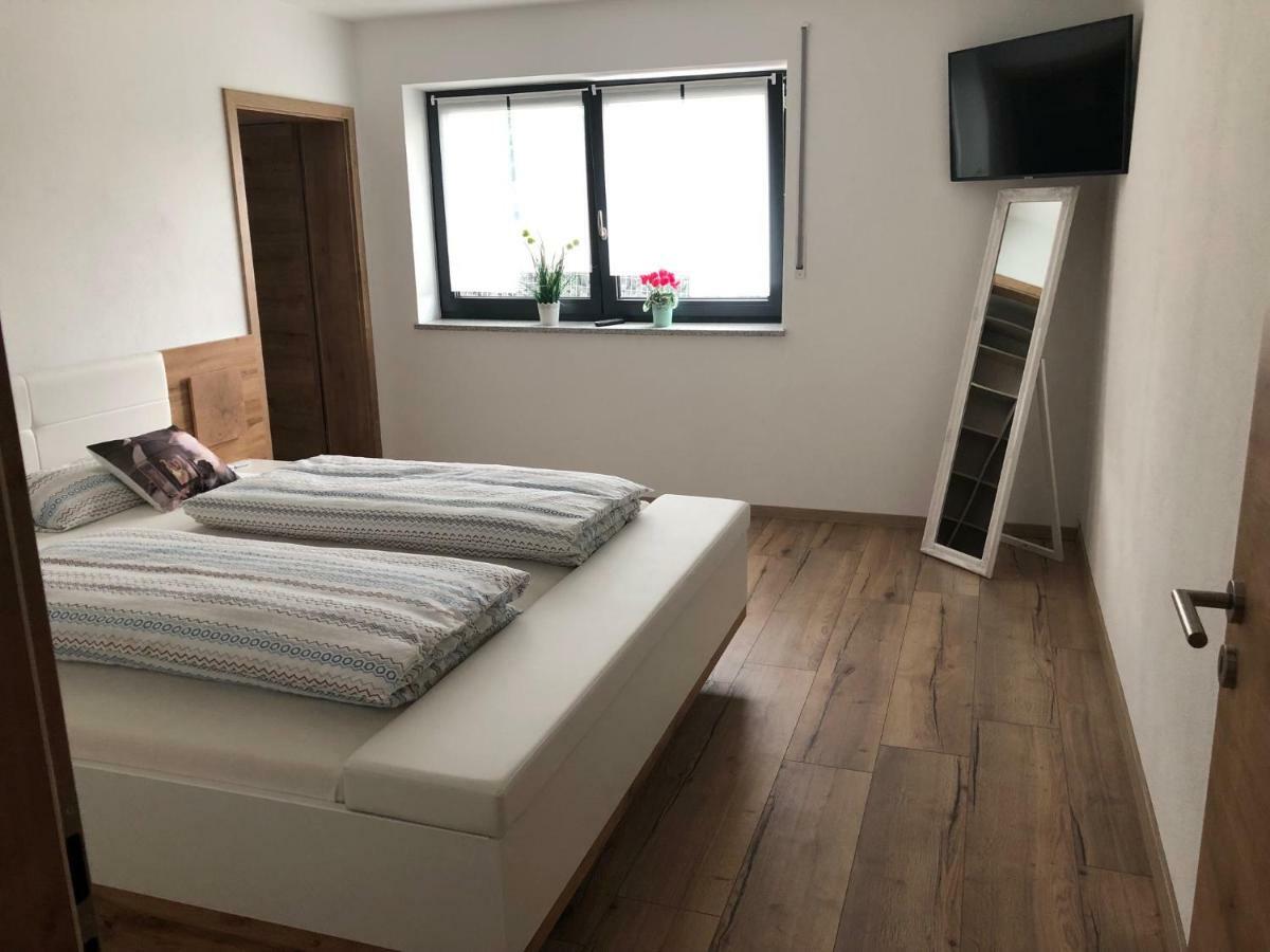 Landhaus Ferienwohnungen Mit Pool Und Wellness Neukirchen-Balbini Bagian luar foto