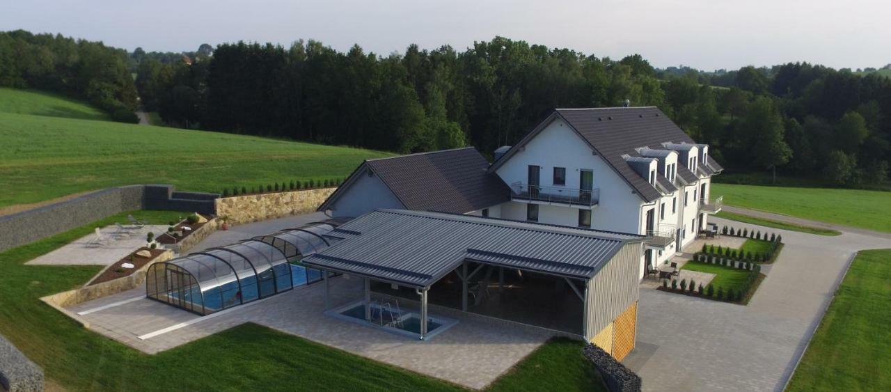 Landhaus Ferienwohnungen Mit Pool Und Wellness Neukirchen-Balbini Bagian luar foto